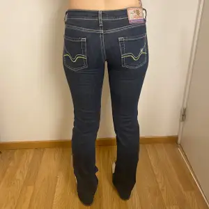 Lågmidjade Jeans  ifrån märket replay i fint skick storlek 27/32. Modellen är 165, skriv för mer frågor💕 
