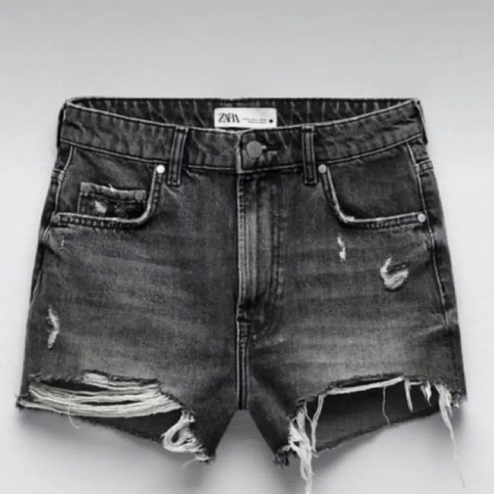 Supersnygga å trendiga jeans shorts från zara använda 3 gånger. . Shorts.