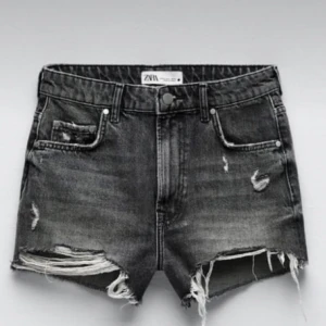 Coola jeansshorts  - Supersnygga å trendiga jeans shorts från zara använda 3 gånger. 