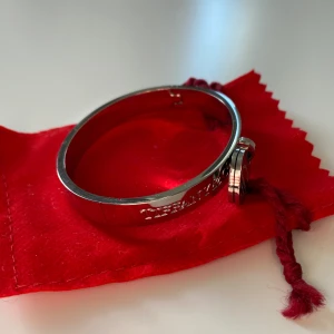 Armband silver - Rostfri armband, Tiffany & Co, alldrig använt, säljer pgd är ingen silver tjej och fick den i present!