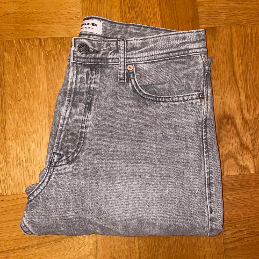 Ett par sköna och snygga grå Jack n Jones jeans som är i väldigt bra skick och passar perfekt nu till våren. Nypris ligger på 600 kr men jag säljer dem för bara 99 kr. Pris kan diskuteras vid snabb affär. Vid frågor är det bara att skriva:). Jeans & Byxor.