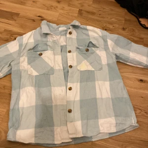 Kappa - Blå och vit kappa från Kappahl. Använd ett par gånger men ser helt ny ut. Har en liten gul fläck på framsidan men inget man märker av 💕💕