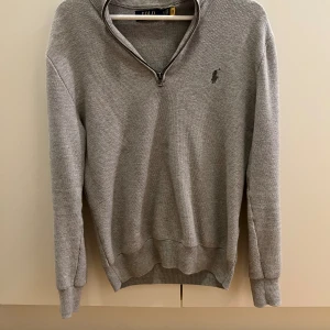 Ralph lauren - Ralph lauren half zip. Den sitter bra i storleken och är andvänd ett par fåtal gånger, men annars ser den helt ny och bra ut. 