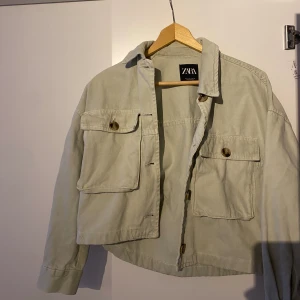 Grön Jeansjacka  - Jag säljer denna gröna jeansjacka från zara då den inte passar💞