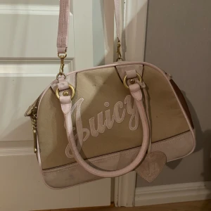 Juicy väska  - Juicy väska lite sliten men ändå fin skriv för frågor❤️
