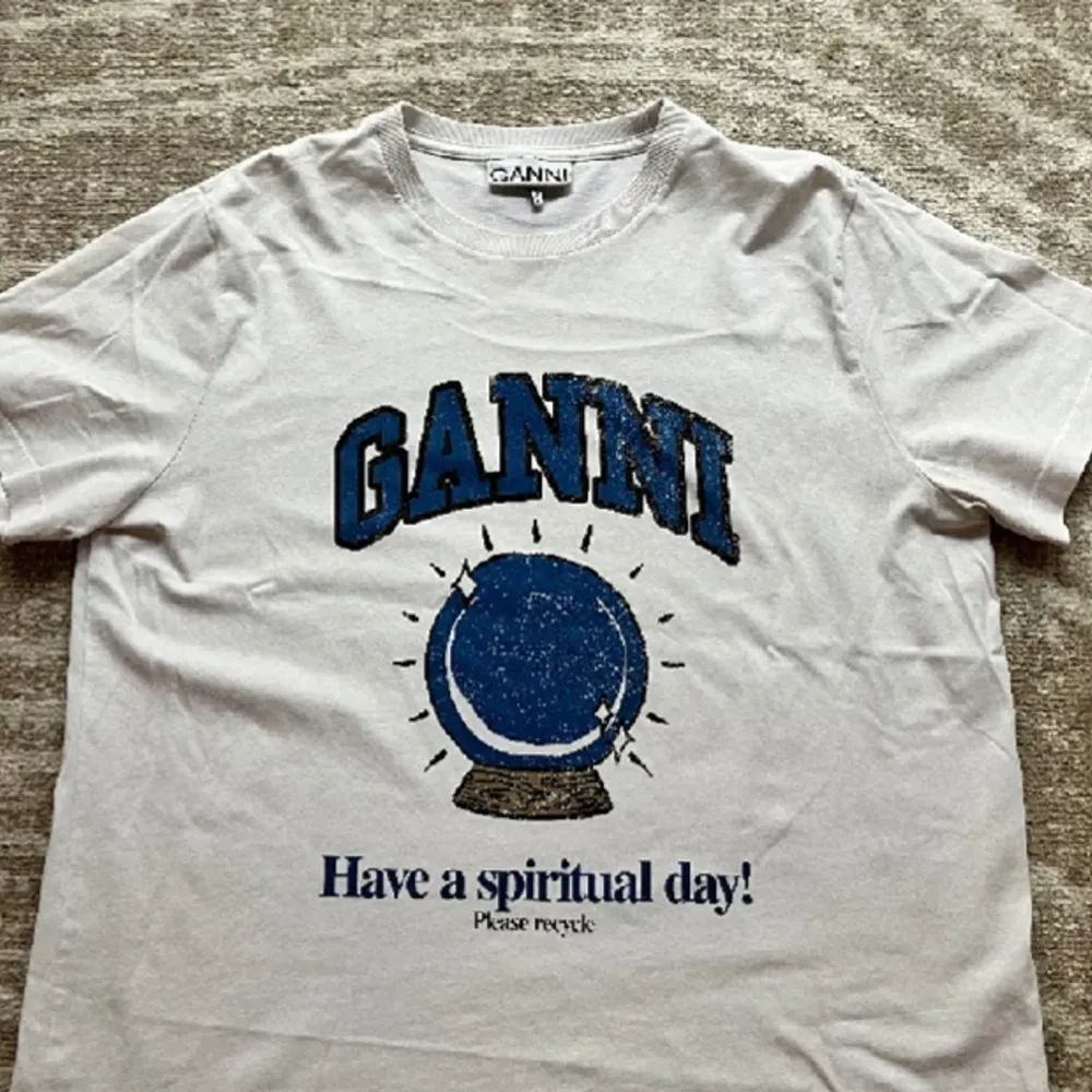 Superfin ganni t-shirt perfekt till vår/sommar, har bara använt några gånger så den är i nyskick💙. T-shirts.