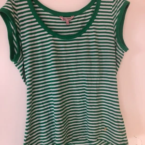 Vintage Juicy Couture T-shirt  - Supersnygg vintage juicy couture t-shirt perfekt nu för våren och sommaren 😍Den är supermjuk och i extremt bra skick! Passar alla storlekar bra eftersom den är liten i storleken 💓