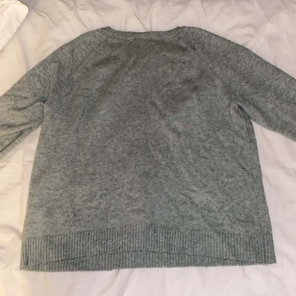 Säljer denna jättefina tröjan eftersom att den börjar bli lite liten på mig💛 är L men tycker mer den passar som S-M och den har inga defekter💛💛. Tröjor & Koftor.