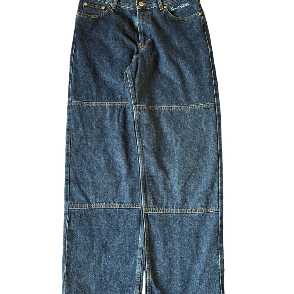 Ett par feta Blå Sweet Sktbs Dubble Knee Jeans 👀 Inköpa på Junkyard men knappt använda sen dess! 💥 Nypris 700:- 🌟. Jeans & Byxor.