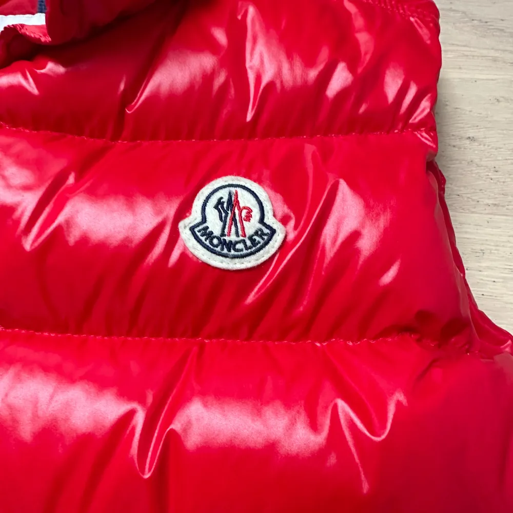 Hej, jag säljer en moncler Tib Down Galet väst i storlek 14y/XS. Mycket fint skick: 9/10 Självklart äkta köpt på monclers sida har också ett online kvitto på beställningen, för mer info och bilder kom privat . Nypris: 5375kr mitt pris: 3000. Jackor.