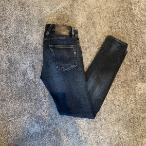 Replay Anbass - Ett par Replay jeans i modell anbass. Riktigt bra skick, använda fåtal gånger! Nypris runt 1600kr, mitt pris 649kr! Skriv vid minsta fundering😁