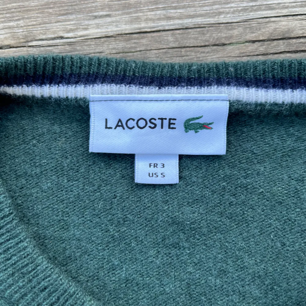 Grön Lacoste stickad tröja, använd 2-3 ggr. Storlek S. Köpt för: 999kr Säljer för: 350. Stickat.