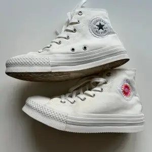 Converse white beige with a flower as a decoration. Used them 3 times