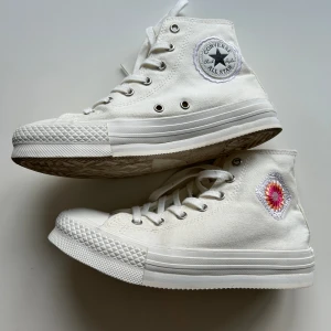 Converse  - Converse white beige with a flower as a decoration. Used them 3 times