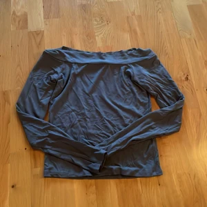 Säljer en mörkgrå tröja från bikbok - Säljer tröja från bokbok som tyvärr inte kommer till användning. Storlek m. Den är mörkgrå. Ny pris: 299 mitt pris: 120. Tryck gärna på köp nu!😍