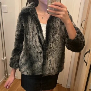 pälsjacka - en superfin pälsjacka med 3/4 ärmar 🙏🏻🙏🏻 sitter som en XXS/XS