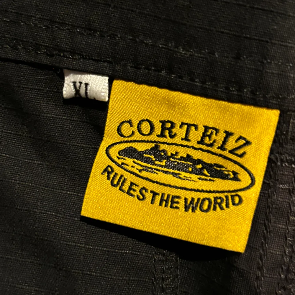 Aldrig använda Corteiz cargos, tags medföljer, passar nog mer som L än XL pris är inte hugget i sten, inga byten. Jeans & Byxor.
