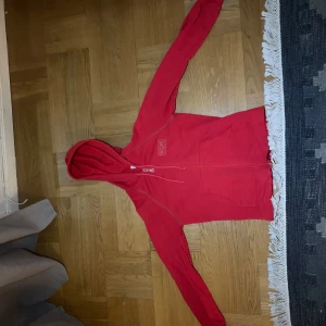 Calvin Klein tjocktröja  - Vintage Calvin Klein, den har jättesmå hål i ena ärmen. Använd