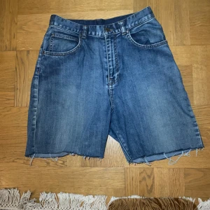 Denim shorts  - Lite baggiga shorts, bekväma, knappt använda 