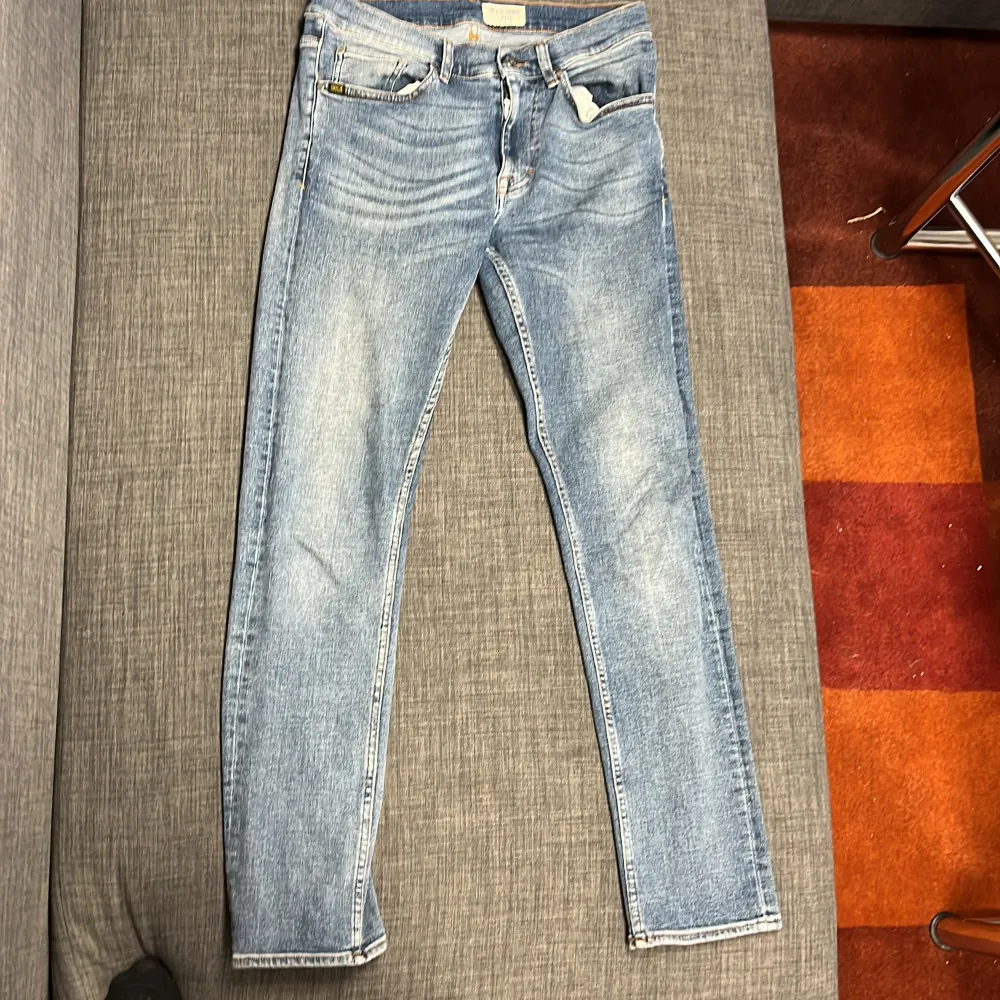 Tja, säljer dessa ljusblåa jeans från Tiger of Sweden / Modell Leon / Storlek 30/32 / Skicket är extremt bra utan några defekter / Vid eventuella frågor hör gärna av dig 🙌. Jeans & Byxor.