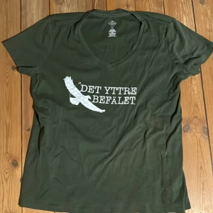 39. Grön det yttre befälet T-shirt XXL - Det yttre befälet merch gjord av bandet själva. T-shirt i bra skick.