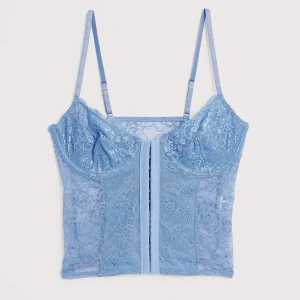 Korsett - Säljer denna såå fina korsett från NA-KD, säljer pga att den är för liten för mig… använd en gång så den är som ny!