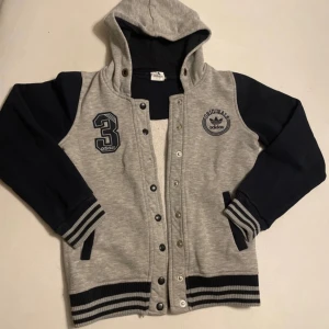 Tröja/sweatshirt - Snygg adidas oldschool sweatshirt. Fin och bra skick men en knapp har gått av och säljs därför billigt. 