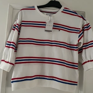 Tommy Hilfiger tröja - Säljer Tommy Hilfiger tröja i storlek 152 i jättebra skick. Jag har aldrig någonsin använt tröjan. 