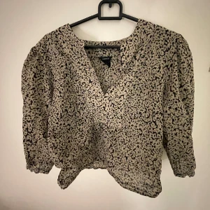 Söt blus!!  - Säljer denna jättesöta blusen från Lindex!! Använd ett fåtal gånger och har inga defekter! 💞💞