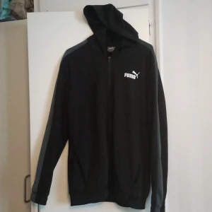 Puma Dress - Säljer min Puma dress som ja fick för drygt två år sedan och har inte använt den. Den ha legat i garderoben sen ja skaffade den. När jag fick den så gillade jag inte den men ja vela inte säga något. Skick: ny skick. Storlek: M