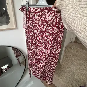 Säljer denna coola unika kjolen! Man knyter på sidan så passar dom flesta storlekarna ❤️