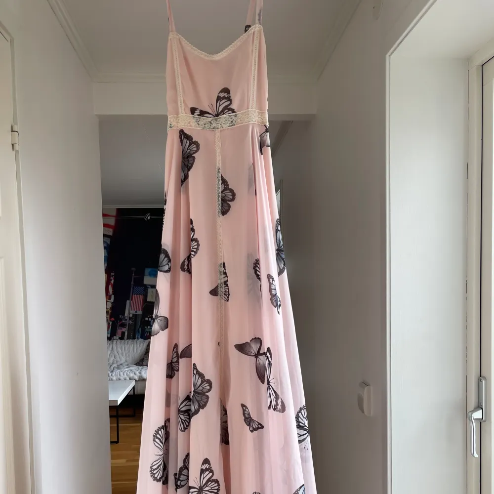 Ida Sjöstedt - underbar rosa festklänning med fjärilar, storlek 38. Använd en gång och tvättad efter det. Jättefint skick! De två sista bilderna är lånade, för att visa hur klänningen ser ut på.. Klänningar.