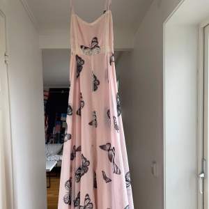 Ida Sjöstedt - underbar rosa festklänning med fjärilar, storlek 38. Använd en gång och tvättad efter det. Jättefint skick! De två sista bilderna är lånade, för att visa hur klänningen ser ut på.