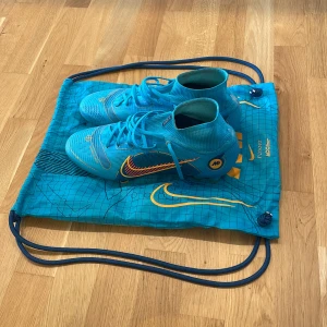 Nike Mercurial Superfly 8 Elite FG Blueprint - Blå/Orange/Blå - Skorna är använda 2 gånger under träning på gräsplan.  Fotbollsskorna köptes under rea för 2099kr