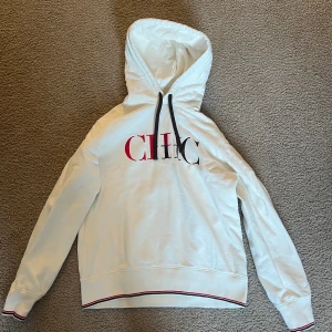 Carolina Hererra tröja - Storlek L men passar även M, Använda några gånger men inte några större skador vad jag vet. Nypris ligger på runt 3500 kr