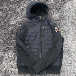 Parajumper cardigan  - Parajumper cardigan   Skick: 8/10  Köpt för 3799kr  Storlek: XS men passar även S  Tagg ingår 