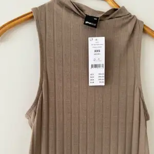Säljer denna nya klänningen från Gina i storlek XXS, jag har vanligt vis M/S och på mig sitter den bra om man inte vill ha den oversized