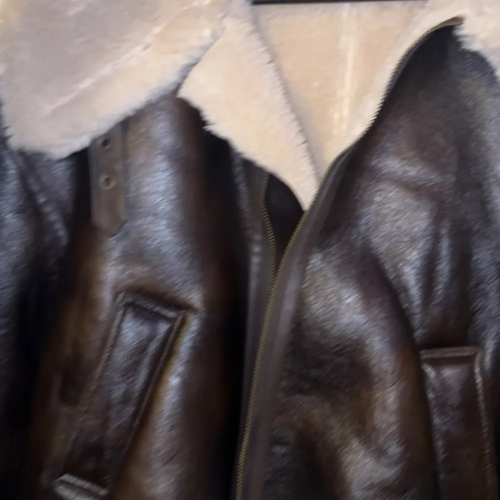 En mörkbrun oversized jacka som är aldrig använd. Den är väldigt varm och tjock material.. Jackor.