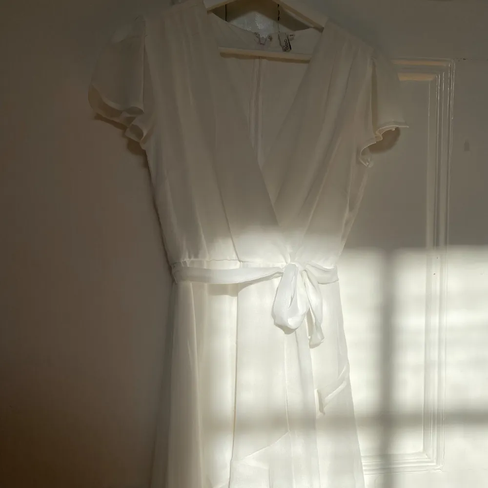 Superfin vit klänning som inte kommer till användning längre💗har ett band att knyta som man kan justera själv. (använd en gång). Klänningar.