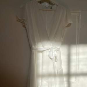 Superfin vit klänning som inte kommer till användning längre💗har ett band att knyta som man kan justera själv. (använd en gång)