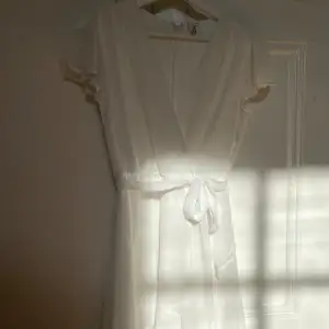 Superfin vit klänning som inte kommer till användning längre💗har ett band att knyta som man kan justera själv. (använd en gång)