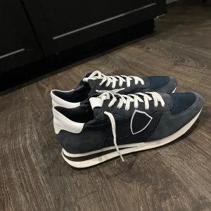 Phillipe Model Skor - Phillipe Model ”TRPZ” sneakers! Skick 10/10 endast testade. nypris 4000kr mitt pris 2300kr. Storlek 45!