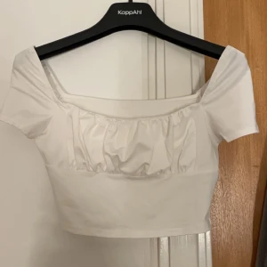 Topp - Hej säljer denna toppen vet ej var den är ifrån men det är storlek S❤️