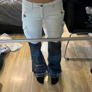 Ett par jättefina jeans ifårn Jaded london. Lågmidjade i boyfriend modell. Jeansen är använda fåtal gånger därav jättebra skick. Säljer då de inte kommer till användning.  Byxorna är i storlek W25, midjemåttet är 34cm och innerbenslängden 83cm. 