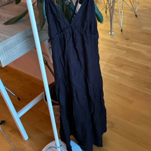 Långklänning - Svart långklänning med snörad/öppen rygg.  Nyskick.