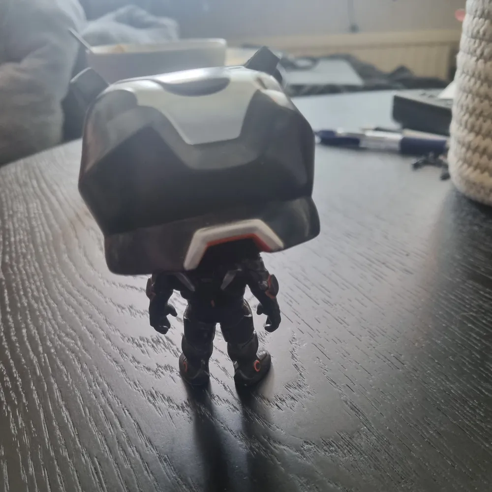 *Skick enligt bilderna, snälla se alla bilderna! Hjälper min Lillebror att sälja sin Funko Pop-figur, Fortnite Omega. Han har haft den i många år så den har ngr repor på framsidan (se bilderna) annars är den i fint skick. Endast, stått på display.  . Övrigt.