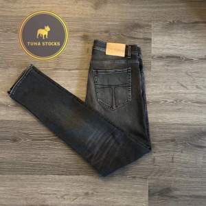 | Tiger of Sweden Jeans | Skick 9/10 | Strl 32/34 | Pris 499 | Modell - Evolve | Modellen på bilden är ca 185 | Hör av dig vid minsta fundering! 