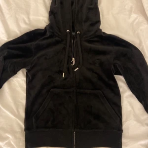Super skön svart zip hoodie från Juicy Couture! - Den är super skön och har fortfarande bra kvalite