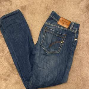 Riktigt snygga och grischisha dondup jeans till ett riktigt bra pris. Inga defekter på jeansen utan är som helt nya.