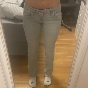LTB jeans - Säljer mina gråa LTB jeans då dem sällan kommer till användning tyvärr, dem är i bra skick! Dem är uppsprättade vid benen.